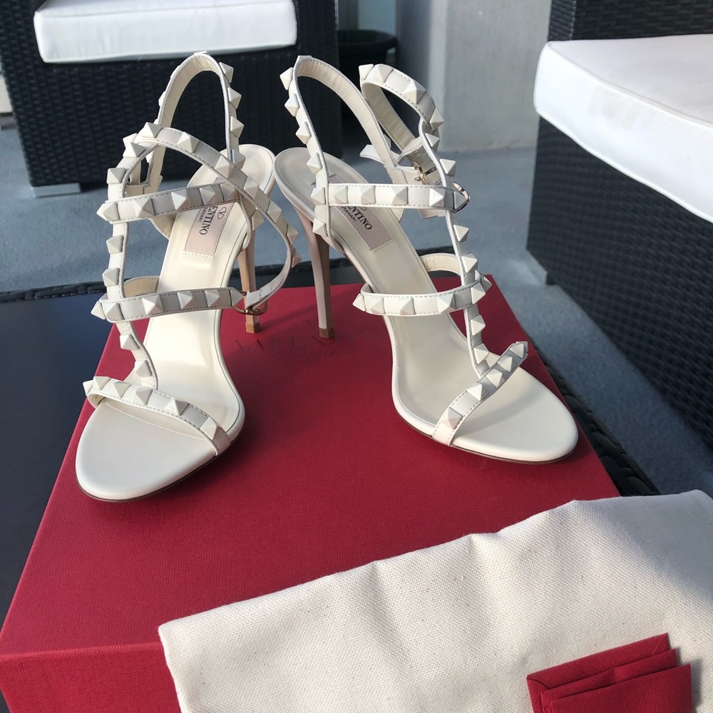 BRAND NEW RARE VALENTINO STUD PUMPS